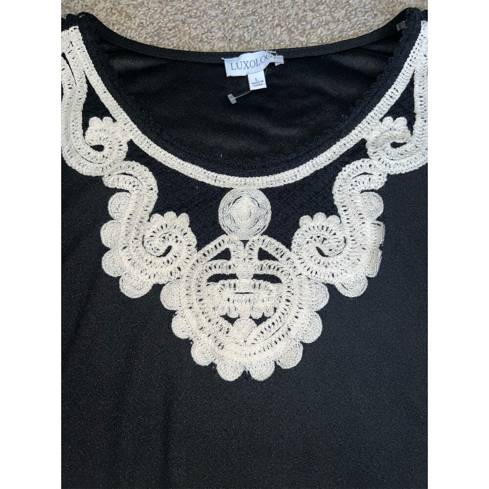 Luxology Blouse Womens Size L Black Short Sleeve White Crochet Lace NEW TAGS - Picture 2 of 3